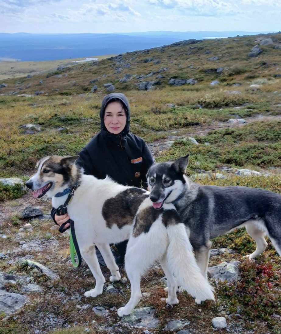 Ella in den Bergen